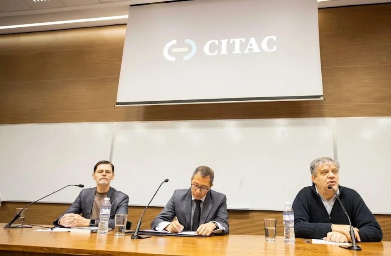La presentación estuvo encabezada por (de izquierda a derecha) Sabino Vaca Narvaja, presidente del CITAC; Wang Xiaoxu, Ministro Consejero de la Embajada de la República Popular China en la Argentina; y Guillermo "Willy" Durán, decano de la Facultad de Ciencias Exactas y Naturales de la UBA.