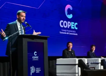 El gobernador Axel Kicillof encabezó este martes la presentación del nuevo Consejo Provincial de la Economía del Conocimiento (COPEC), un espacio destinado al diseño de políticas públicas para fortalecer la innovación, el desarrollo productivo y el empleo de calidad. Fue en el municipio de Vicente López, junto al ministro de Producción, Ciencia e Innovación Tecnológica, Augusto Costa, y el presidente del COPEC e intendente de Escobar, Ariel Sujarchuk.