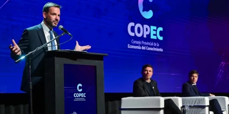 El gobernador Axel Kicillof encabezó este martes la presentación del nuevo Consejo Provincial de la Economía del Conocimiento (COPEC), un espacio destinado al diseño de políticas públicas para fortalecer la innovación, el desarrollo productivo y el empleo de calidad. Fue en el municipio de Vicente López, junto al ministro de Producción, Ciencia e Innovación Tecnológica, Augusto Costa, y el presidente del COPEC e intendente de Escobar, Ariel Sujarchuk.