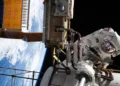 La astronauta de la NASA Jessica Meir realiza una caminata espacial el 6 de agosto de 2026 para ayudar a construir un kit de modificación en el segmento de la estructura Starboard 6 de la Estación Espacial Internacional, donde está previsto instalar un panel solar desplegable a finales de este año. Crédito: NASA. Expedición 75 ISS