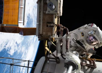 La astronauta de la NASA Jessica Meir realiza una caminata espacial el 6 de agosto de 2026 para ayudar a construir un kit de modificación en el segmento de la estructura Starboard 6 de la Estación Espacial Internacional, donde está previsto instalar un panel solar desplegable a finales de este año. Crédito: NASA. Expedición 75 ISS