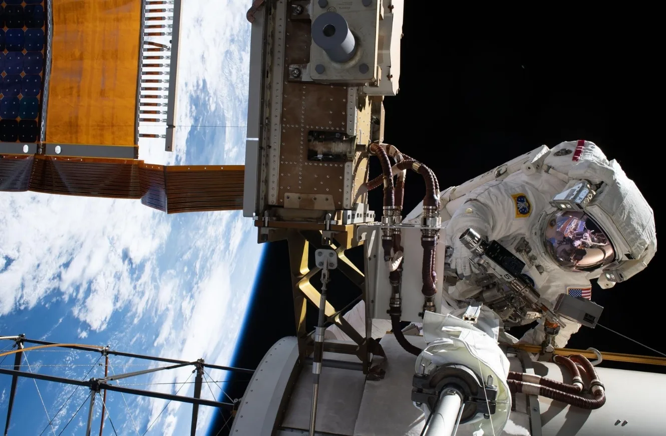 La astronauta de la NASA Jessica Meir realiza una caminata espacial el 6 de agosto de 2026 para ayudar a construir un kit de modificación en el segmento de la estructura Starboard 6 de la Estación Espacial Internacional, donde está previsto instalar un panel solar desplegable a finales de este año. Crédito: NASA. Expedición 75 ISS