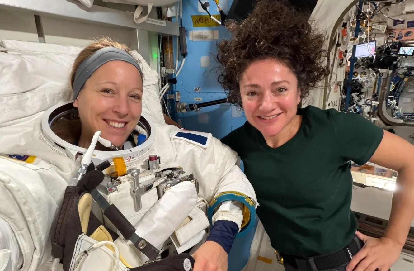 Las astronautas Sophie Adenot de la ESA y Jessica Meir de la NASA posan para un retrato dentro de la esclusa de aire Quest de la Estación Espacial Internacional. Adenot se estaba probando un traje espacial para verificar su comodidad, movilidad y funcionalidad con la ayuda de Meir.
Crédito: ESA. Expedición 75 ISS
