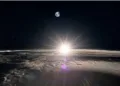 El módulo de aterrizaje lunar Blue Ghost de Firefly Aerospace capturó esta vista de una puesta de sol lunar, con la Tierra y Venus también visibles, el 16 de marzo de 2025. Crédito: Firefly Aerospace.