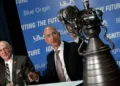 Imagen de Jeff Bezos con los motores BE-4 del cohete New Glenn.