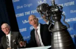 Imagen de Jeff Bezos con los motores BE-4 del cohete New Glenn.