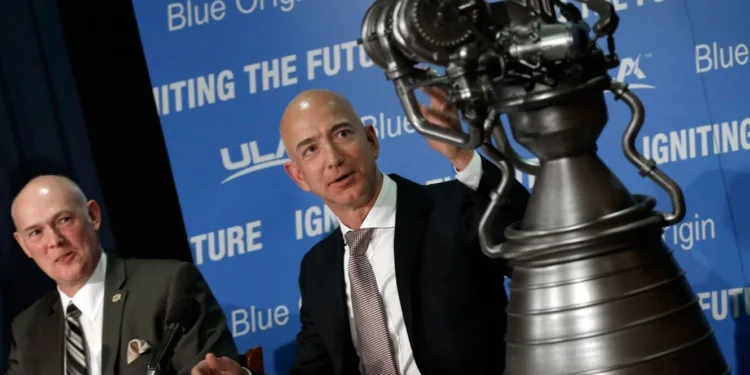 Imagen de Jeff Bezos con los motores BE-4 del cohete New Glenn.