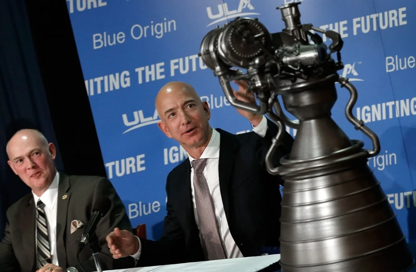 Imagen de Jeff Bezos con los motores BE-4 del cohete New Glenn.