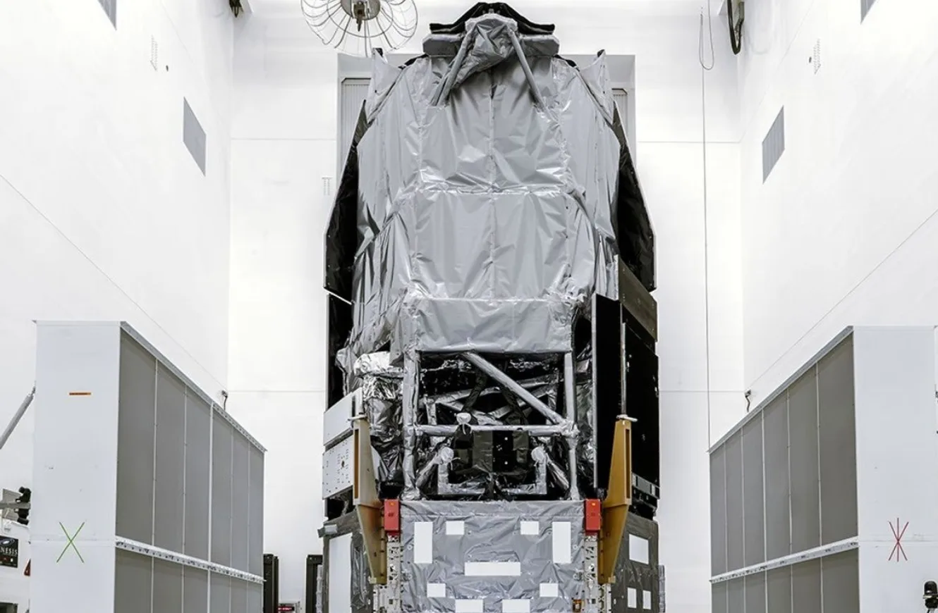 El telescopio espacial Nancy Grace Roman de la NASA, fotografiado el viernes 7 de agosto de 2026, después de que ingenieros y técnicos que trabajaban dentro de la Instalación de Servicio de Carga Útil Peligrosa en el Centro Espacial Kennedy de la NASA en Florida acoplaran cuidadosamente el observatorio a su adaptador de carga útil y a un accesorio de fijación de carga útil tipo puntal, una pieza de hardware especializada diseñada para cargas grandes y pesadas.