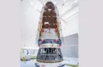 El telescopio espacial Nancy Grace Roman de la NASA, fotografiado el viernes 7 de agosto de 2026, después de que ingenieros y técnicos que trabajaban dentro de la Instalación de Servicio de Carga Útil Peligrosa en el Centro Espacial Kennedy de la NASA en Florida.