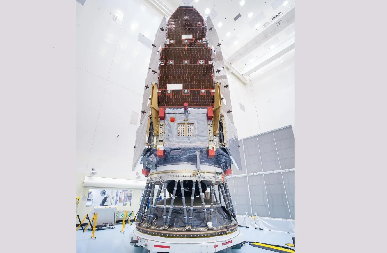 El telescopio espacial Nancy Grace Roman de la NASA, fotografiado el viernes 7 de agosto de 2026, después de que ingenieros y técnicos que trabajaban dentro de la Instalación de Servicio de Carga Útil Peligrosa en el Centro Espacial Kennedy de la NASA en Florida.