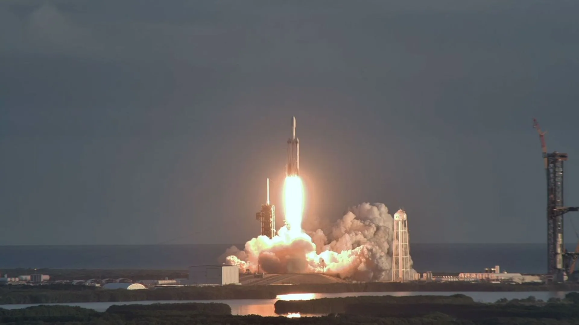 El telescopio espacial Roman despegó a bordo de un cohete Falcon Heavy de SpaceX desde el Complejo de Lanzamiento 39A del Centro Espacial Kennedy, en Florida. 