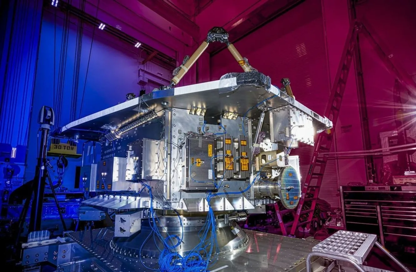 La estructura del autobús del NEO Surveyor de la NASA, que se muestra aquí, se sometió a una ronda de pruebas en BAE Systems Space & Mission Systems en Boulder, Colorado, en agosto de 2025. El autobús alberga los subsistemas de potencia, propulsión, aviónica y comunicación, todos aislados del telescopio y de los detectores sensibles.