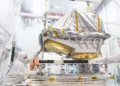 El telescopio espacial infrarrojo de la NASA (Near-Earth Object Surveyor, NEO Surveyor), diseñado específicamente para descubrir asteroides y cometas potencialmente peligrosos, se encuentra en fase de integración y pruebas. Crédito: NASA.