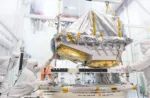 El telescopio espacial infrarrojo de la NASA (Near-Earth Object Surveyor, NEO Surveyor), diseñado específicamente para descubrir asteroides y cometas potencialmente peligrosos, se encuentra en fase de integración y pruebas. Crédito: NASA.