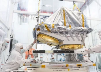 El telescopio espacial infrarrojo de la NASA (Near-Earth Object Surveyor, NEO Surveyor), diseñado específicamente para descubrir asteroides y cometas potencialmente peligrosos, se encuentra en fase de integración y pruebas. Crédito: NASA.