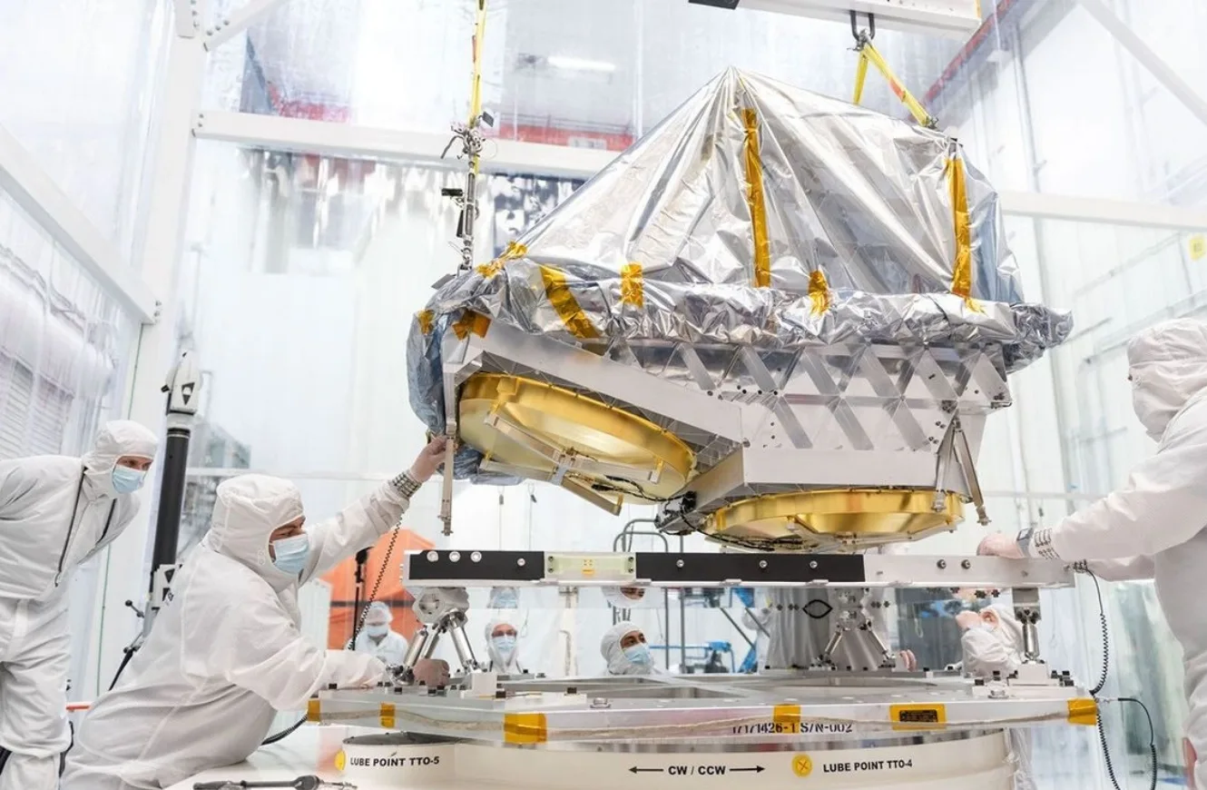 El telescopio espacial infrarrojo de la NASA (Near-Earth Object Surveyor, NEO Surveyor), diseñado específicamente para descubrir asteroides y cometas potencialmente peligrosos, se encuentra en fase de integración y pruebas. Crédito: NASA.