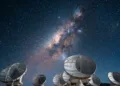 Ilustración artística del descubrimiento de las ráfagas de radio rápidas de microsegundos observadas por el Telescopio Green Bank.
