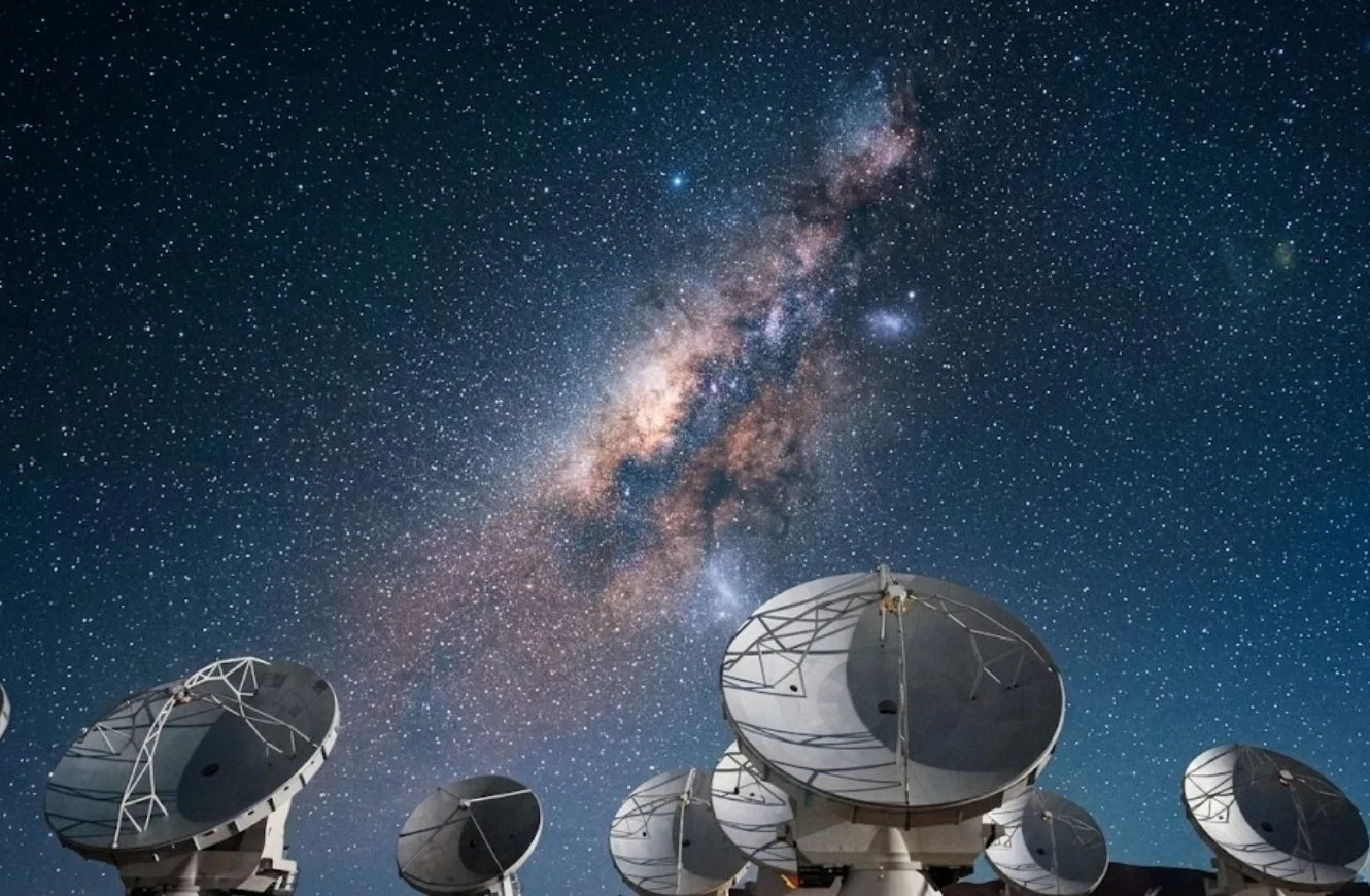 Ilustración artística del descubrimiento de las ráfagas de radio rápidas de microsegundos observadas por el Telescopio Green Bank.