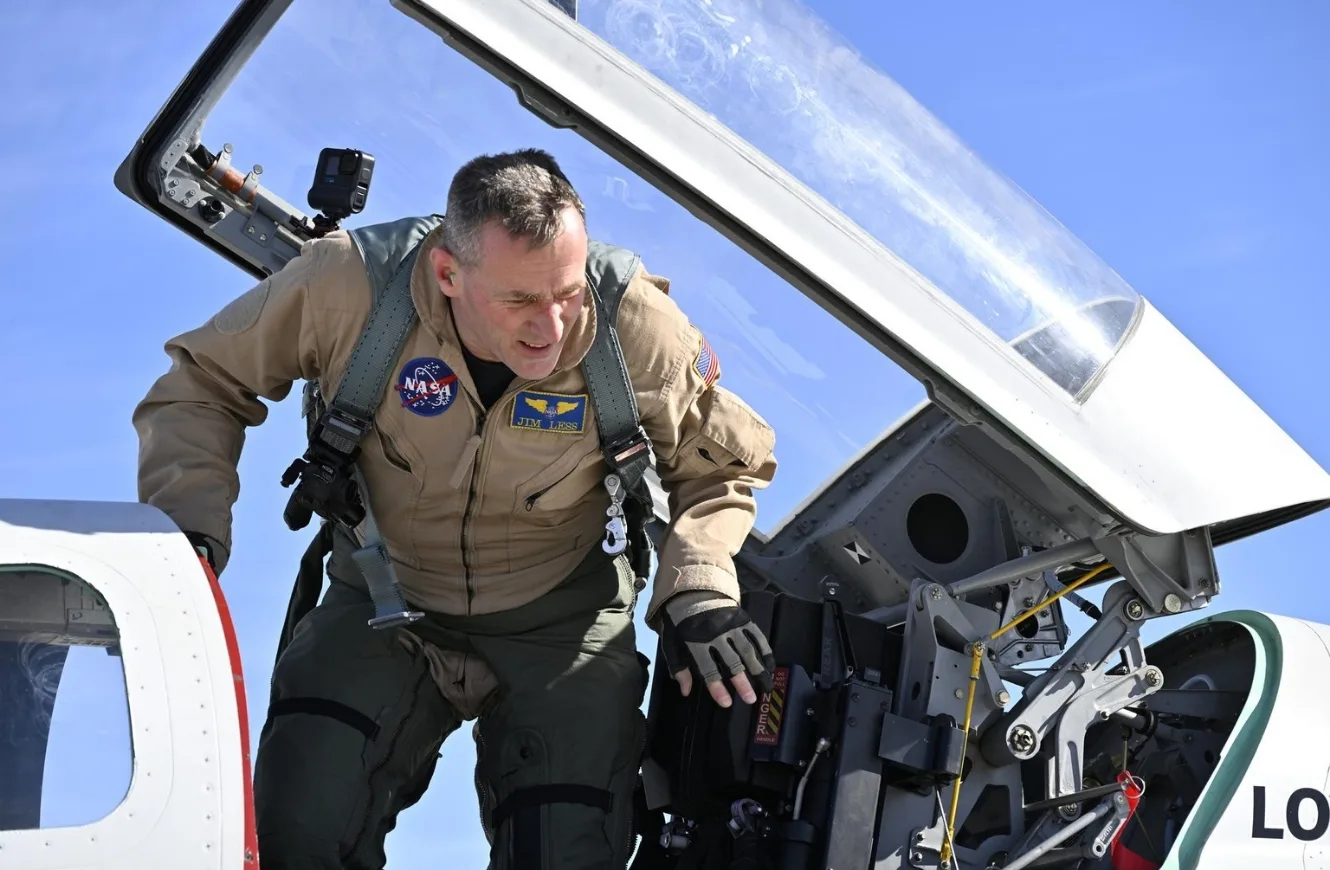 El piloto de pruebas de la NASA Jim Less se prepara para salir de la cabina del silencioso avión supersónico X-59 entre las pruebas de interferencia electromagnética (EMI).