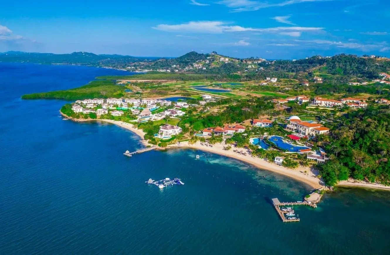 Imagen de Próspera, la ciudad privada que tiene como iniciativa proyectada bajo la figura de las Zonas de Empleo y Desarrollo Económico (ZEDE) en la isla de Roatán, Honduras