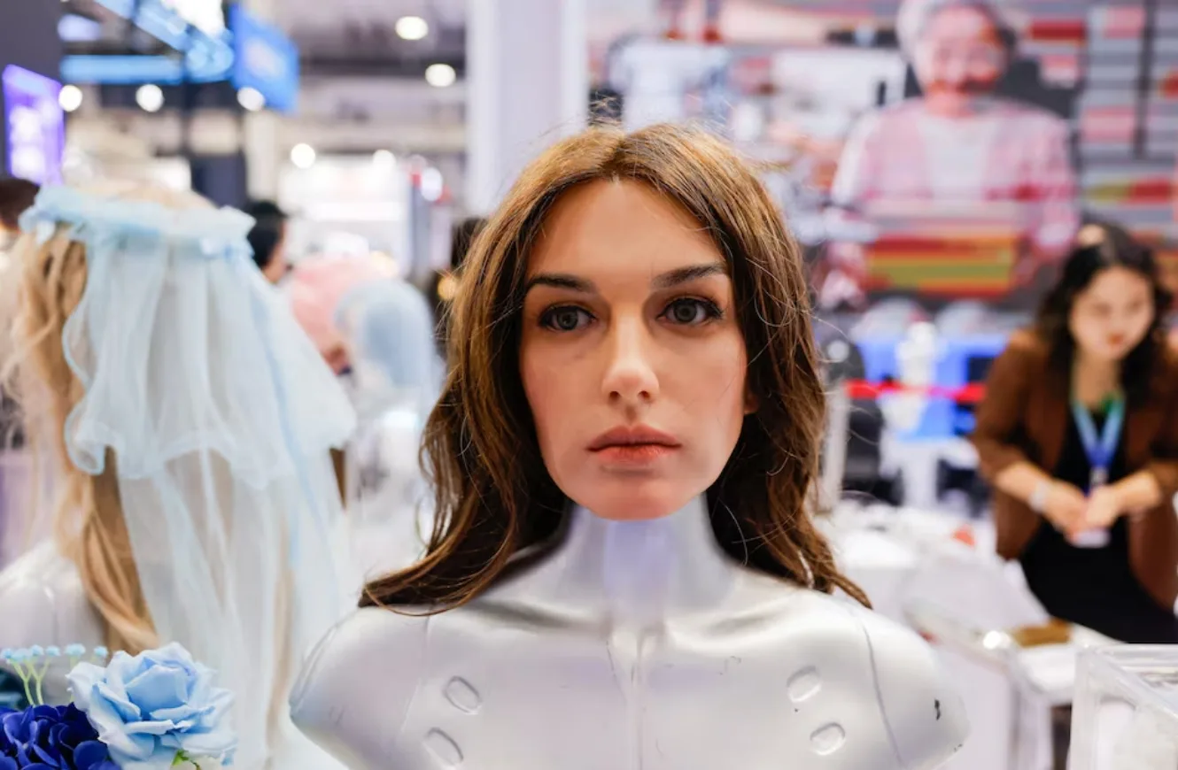 Una cara de silicio hiperrealista para robots se muestra en el stand de Magic Cube Robot en la Conferencia Mundial de Robots 2026, en Beijing, China.