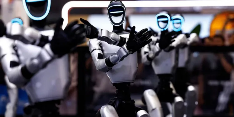 Robots humanoides de Unitree Robotics realizaron una demostración de baile grupal durante la Conferencia Mundial de Robótica de 2026, celebrada en Pekín, China, el 19 de agosto de 2026.