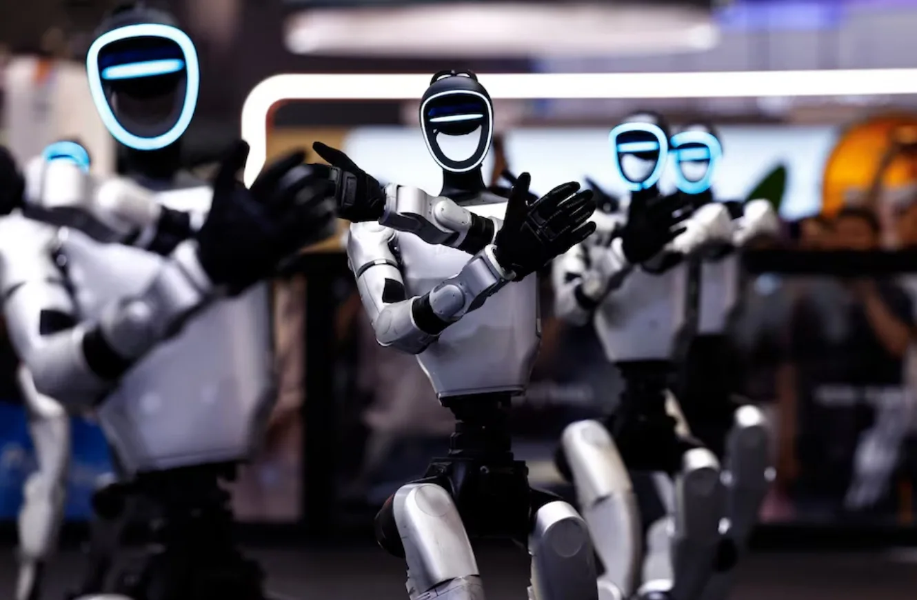 Robots humanoides de Unitree Robotics realizaron una demostración de baile grupal durante la Conferencia Mundial de Robótica de 2026, celebrada en Pekín, China, el 19 de agosto de 2026.