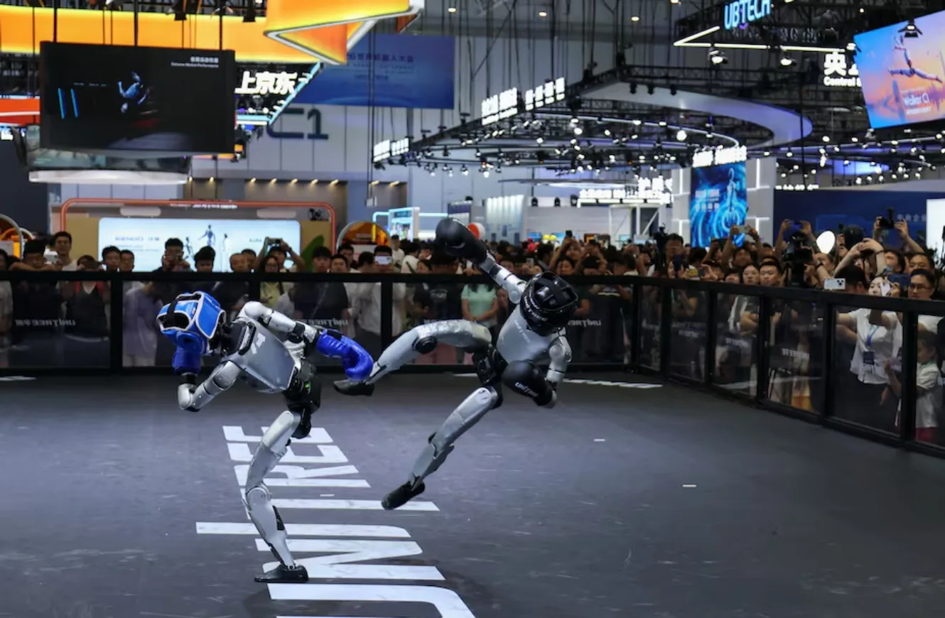 Los robots humanoides de Unitree Robotics demuestran kickboxing durante la Conferencia Mundial de Robots de 2026.
