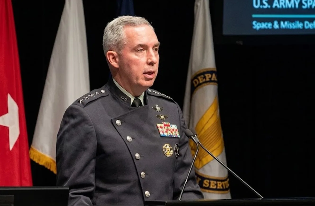 El general Stephen Whiting, comandante del Comando Espacial de Estados Unidos, interviene en el Simposio de Defensa Espacial y de Misiles de 2026, celebrado el 12 de agosto. Comando Espacial de EE. UU. defensa