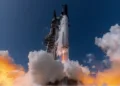 La nave espacial Starship incorpora una bahía de carga útil configurada específicamente con un mecanismo de despliegue tipo dispensador para satélites Starlink.