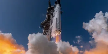 La nave espacial Starship incorpora una bahía de carga útil configurada específicamente con un mecanismo de despliegue tipo dispensador para satélites Starlink.