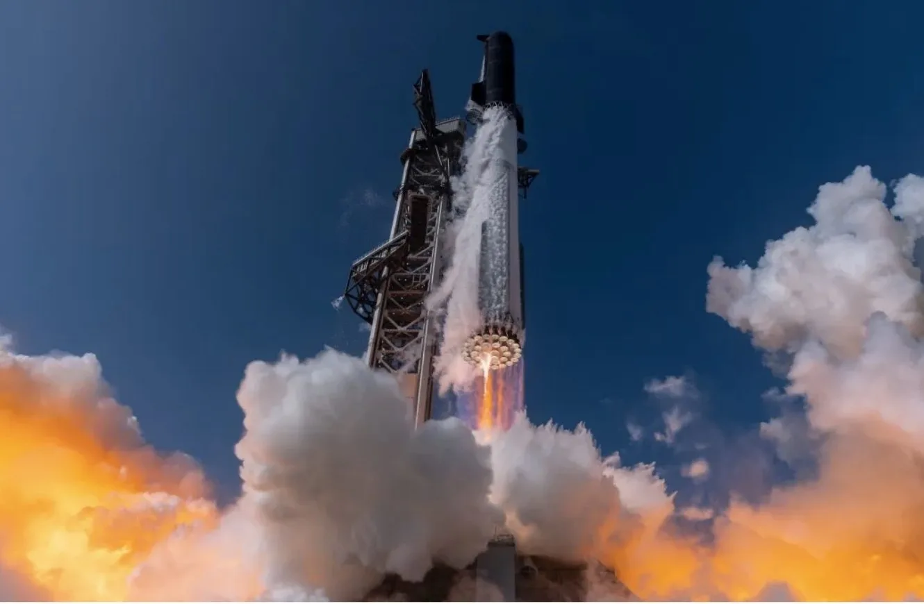 La nave espacial Starship incorpora una bahía de carga útil configurada específicamente con un mecanismo de despliegue tipo dispensador para satélites Starlink.
