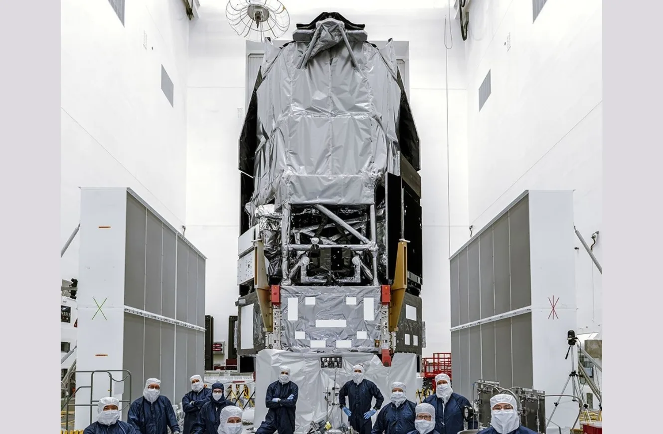 Los miembros del equipo de control de calidad, seguridad y propulsor del Telescopio Espacial Nancy Grace Roman de la NASA posan para una fotografía el lunes 20 de julio de 2026, antes de que los técnicos carguen el propulsor en el observatorio. Crédito: NASA.