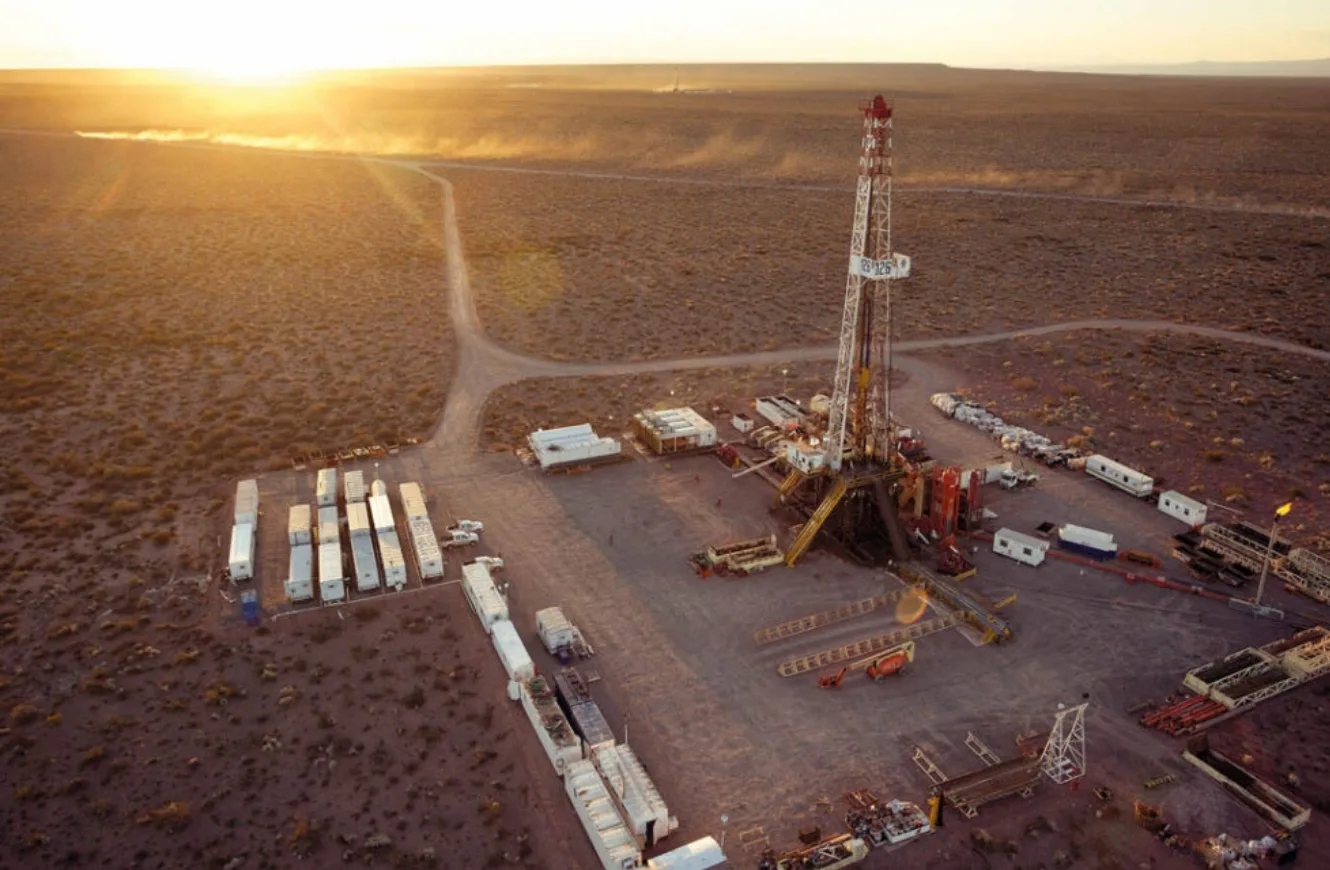 El despliegue de soluciones tecnológicas desarrolladas por firmas chinas en la formación de Vaca Muerta responden a una preocupación técnica estructural sobre la protección de la infraestructura crítica y la cadena de suministro digital en el sector de los hidrocarburos.
