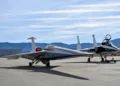 El avión de investigación F-15D de la NASA está posicionado junto al X-59 durante las pruebas de compatibilidad electromagnética en la Planta 42 de las Fuerzas Aéreas de EE.UU. en Palmdale, California.avión X59
