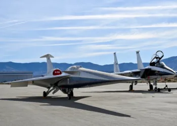 El avión de investigación F-15D de la NASA está posicionado junto al X-59 durante las pruebas de compatibilidad electromagnética en la Planta 42 de las Fuerzas Aéreas de EE.UU. en Palmdale, California.avión X59