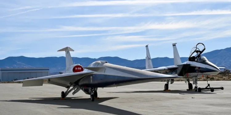 El avión de investigación F-15D de la NASA está posicionado junto al X-59 durante las pruebas de compatibilidad electromagnética en la Planta 42 de las Fuerzas Aéreas de EE.UU. en Palmdale, California.avión X59
