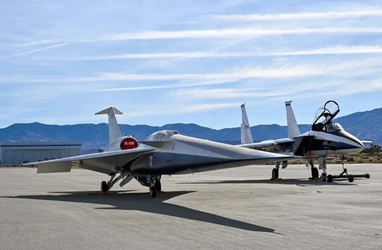 El avión de investigación F-15D de la NASA está posicionado junto al X-59 durante las pruebas de compatibilidad electromagnética en la Planta 42 de las Fuerzas Aéreas de EE.UU. en Palmdale, California.avión X59