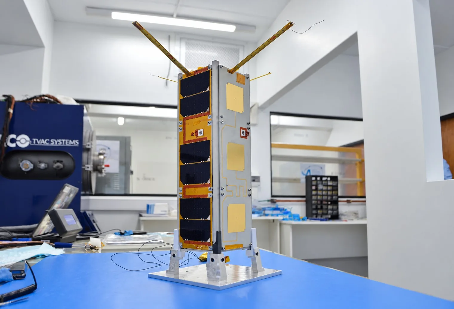 El USAT-1 es un CubeSat de 3U, de 10 × 10 × 34 cm y cerca de 3 kg, desarrollado íntegramente por la Facultad de Ingeniería de la Universidad Nacional de la Plata.