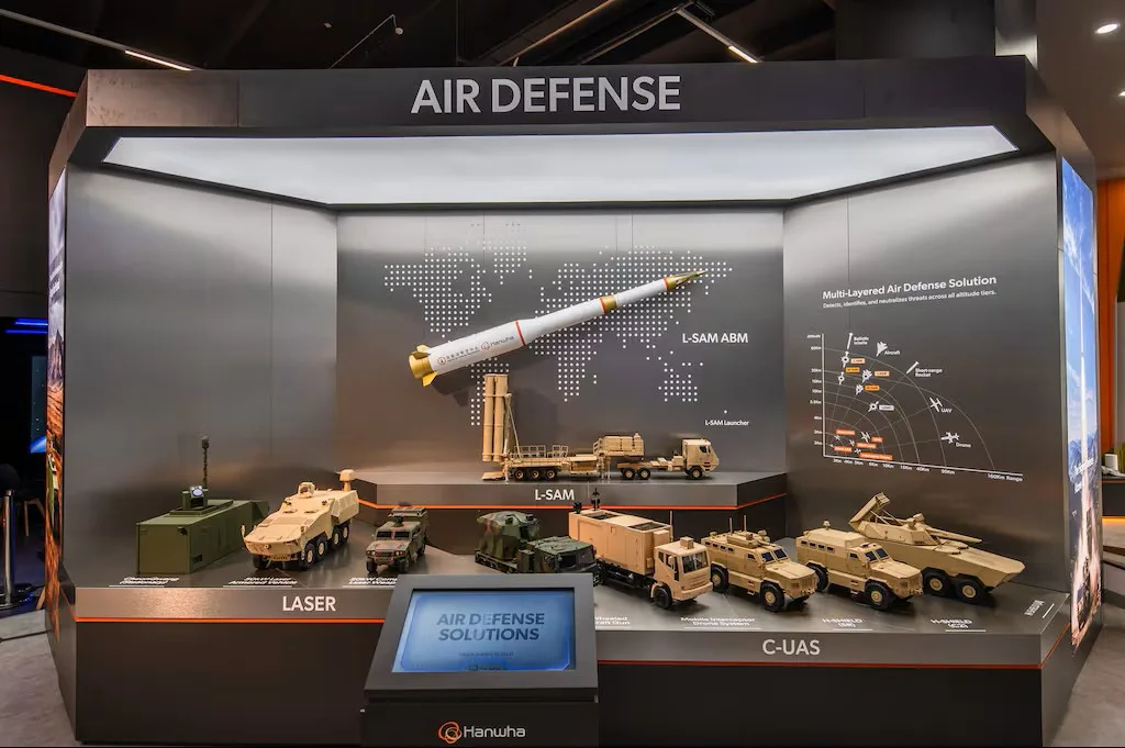 La empresa surcoreana Hanwha presentó modelos de sus productos de defensa aérea en la feria comercial de defensa MSPO, celebrada en Polonia el 8 de septiembre de 2026. Crédito: Hanwha
