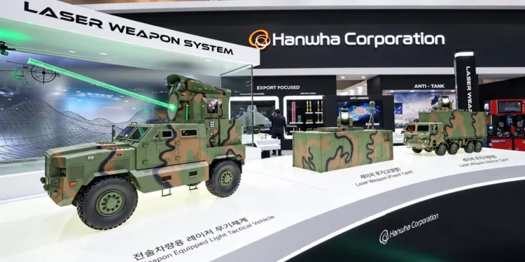 Hanwha Systems presentó su nuevo Laser Armored Vehicle en MSPO 2026, la feria internacional de defensa que comenzó este 8 de septiembre en Kielce, Polonia.