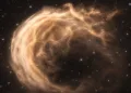 Aunque el espacio parece negro, astrónomos calcularon su color verdadero: se llama “Cosmic Latte”.