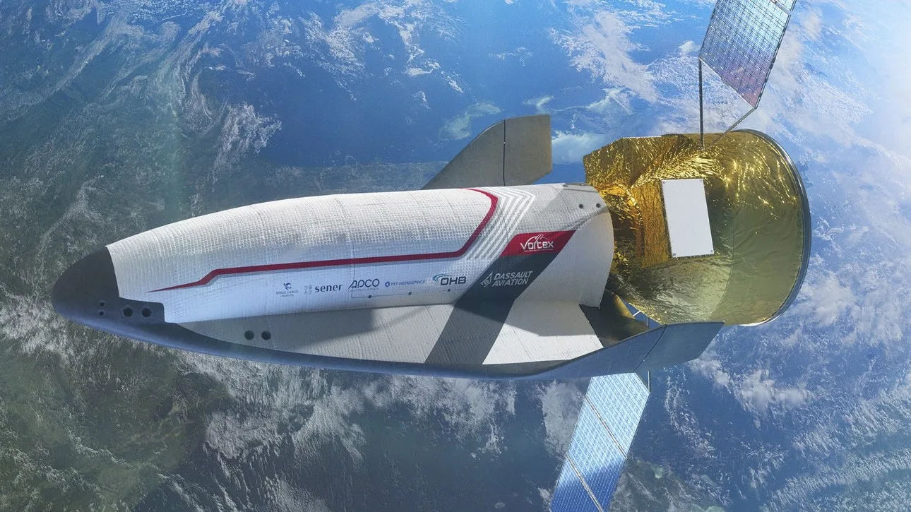 Un avión espacial es un medio de transporte para llevar cargas al espacio, con la capacidad de traerlas de vuelta a la Tierra, generando sustentación con alas, maniobrando durante la reentrada y aterrizando en una pista.