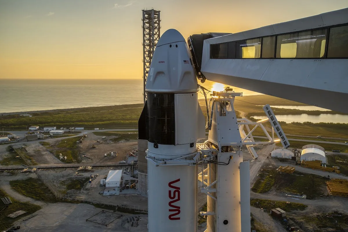 La Dragon de SpaceX es una nave espacial reutilizable diseñada para transportar astronautas y carga hacia y desde la órbita terrestre, incluida la Estación Espacial Internacional.
