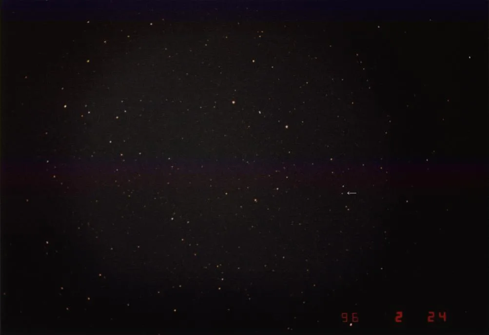 Imagen del descubrimiento del Objeto de Sakurai en 1996. La flecha señala la estrella V4334 Sagittarii, cuya repentina aparición llamó la atención de los astrónomos al encontrarse ya en una etapa muy avanzada de su evolución.
