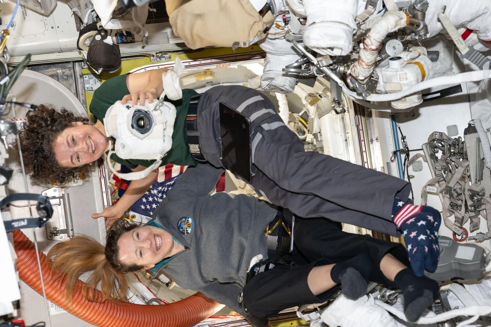 Las astronautas Sophue Adenot, de la Agencia Espacial Europea (ESA) y Jessica Meir, de la NASA, a bordo de la Estación Espacial Internacional (ISS). Crédito: NASA.