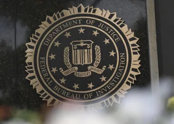 El grupo de hackers ShinyHunters asegura haber obtenido información sensible de miles de empleados actuales y anteriores del FBI.