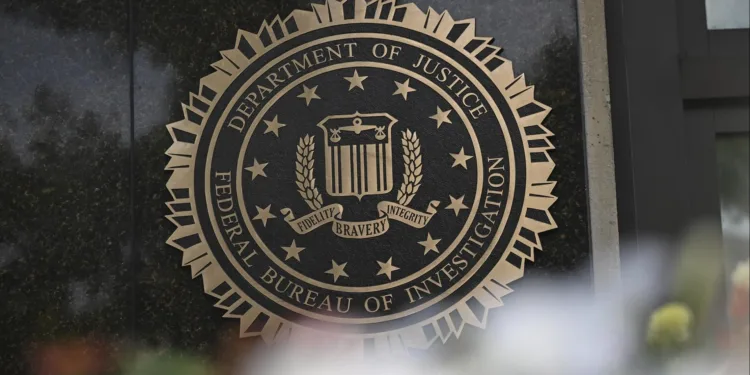 El grupo de hackers ShinyHunters asegura haber obtenido información sensible de miles de empleados actuales y anteriores del FBI.