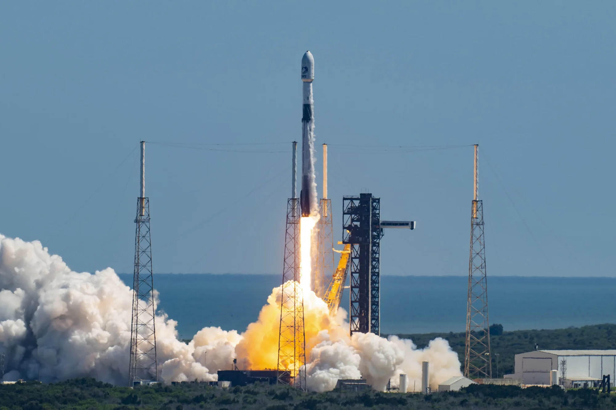 SpaceX alcanzó los 700 lanzamientos de la familia Falcon y completó la nueva constelación de comunicaciones de la empresa europea SES. Crédito: SpaceX.